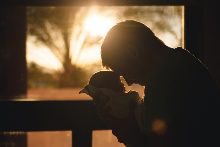 La vita con un neonato: tra poppate, pappe e risvegli notturni